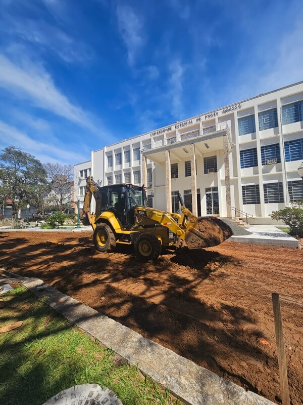 UEPG — Retroescavadeira operando no campus